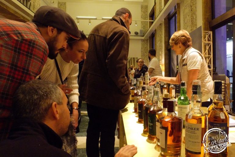 ROMA. Torna “A Tutta Torba!”, giornata dedicata interamente ai whisky torbati con centinaia di etichette, bottiglie rare, l’area food con Trapizzino, i viaggi nelle distillerie scozzesi, un collector’s corner e il LAPHROAIG Cocktail Bar con quattro bartender d’eccezione e cocktail inediti