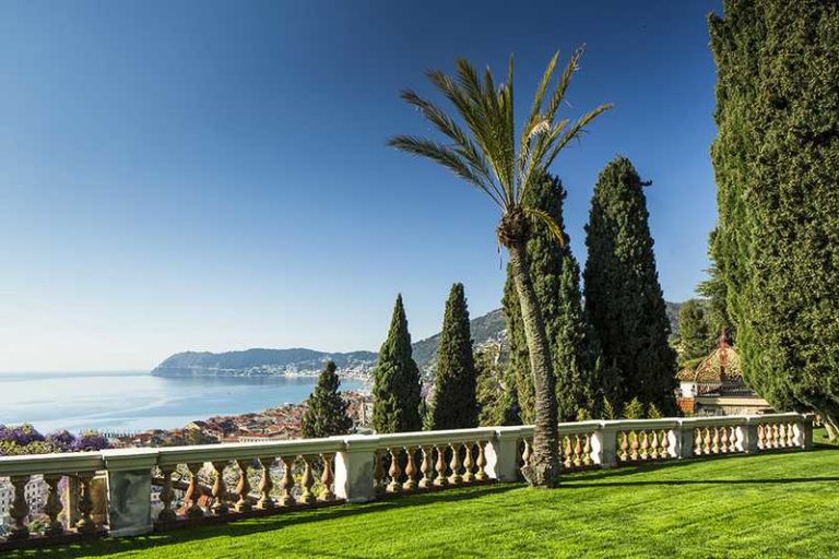 ALASSIO (SAVONA). Villa della Pergola il profumo dei glicini in fiore