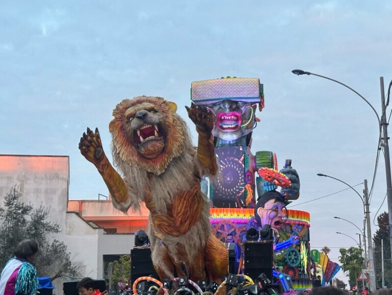 Carnevale Aradeino, è un successo la prima giornata della kermesse: la sfilata tra due imponenti ali di spettatori in festa